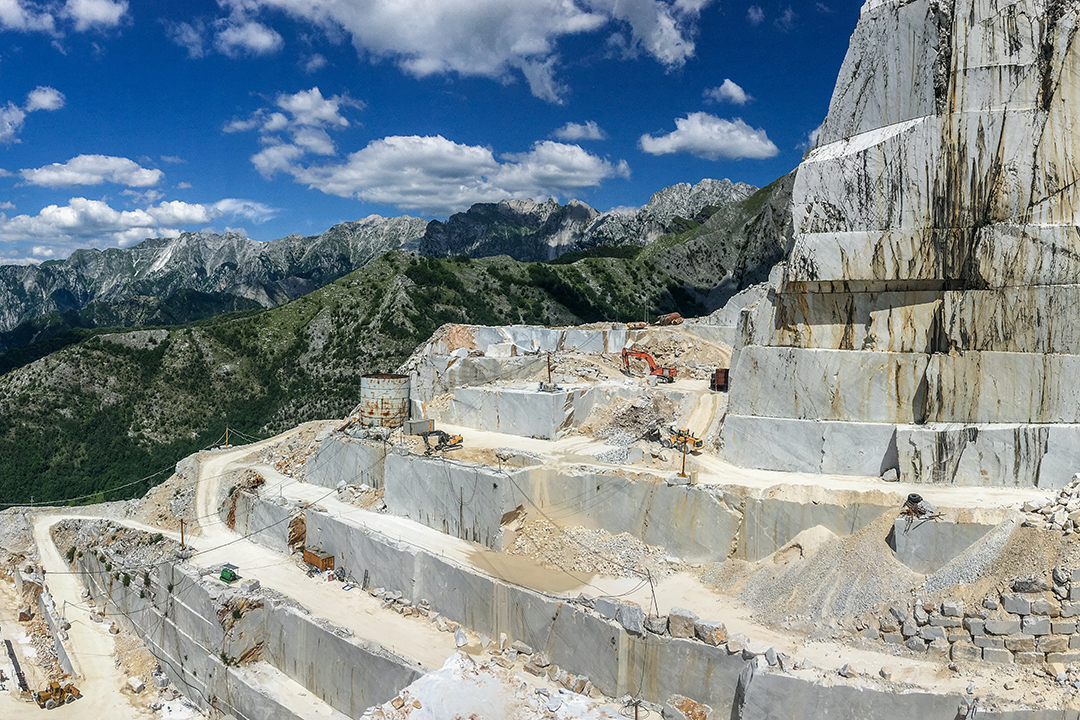 High,Stone,Mountain,And,Marble,Quarries,In,The,Apennines,In